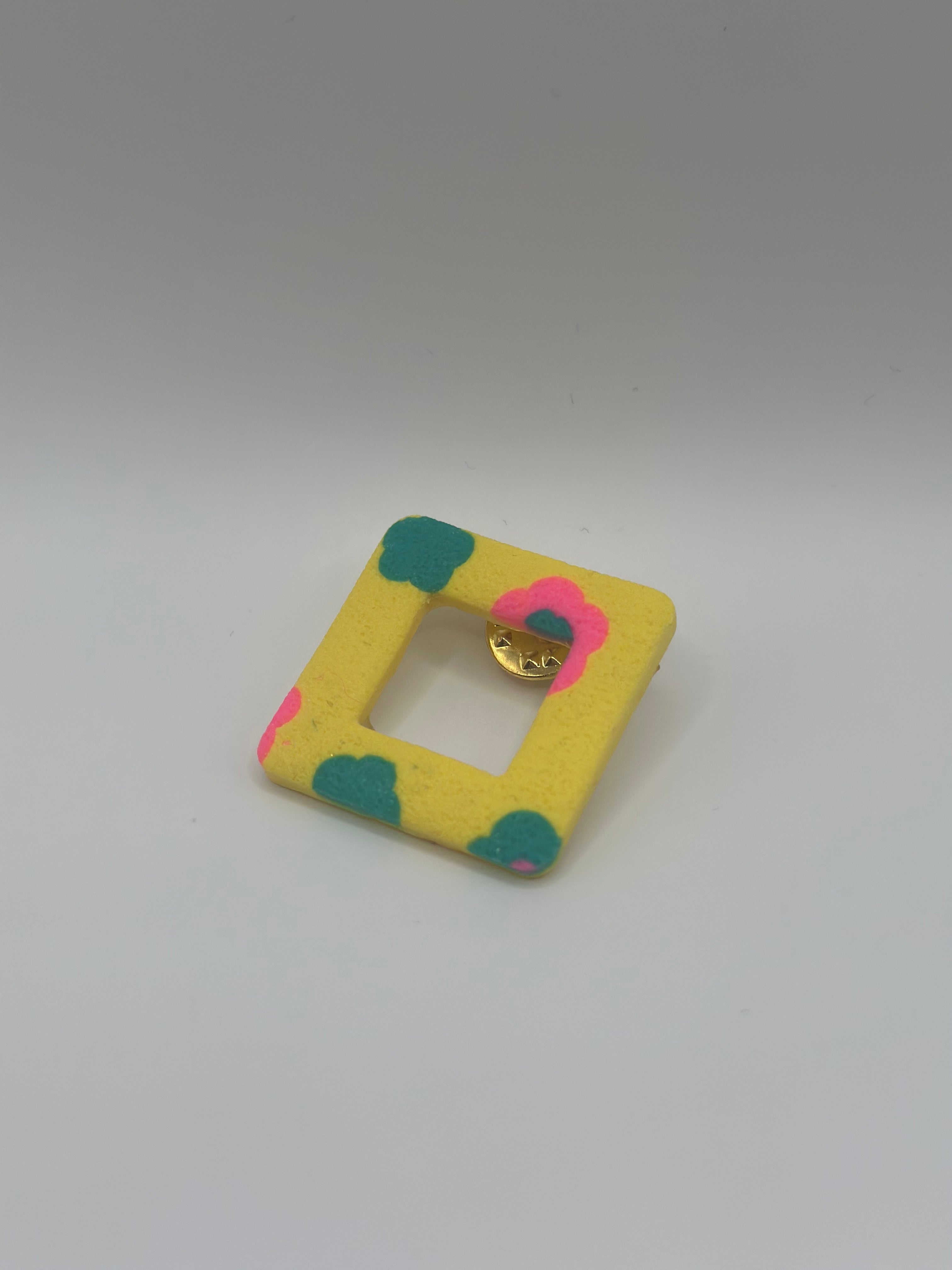 Pin’s de lunette carré jaune fleuri