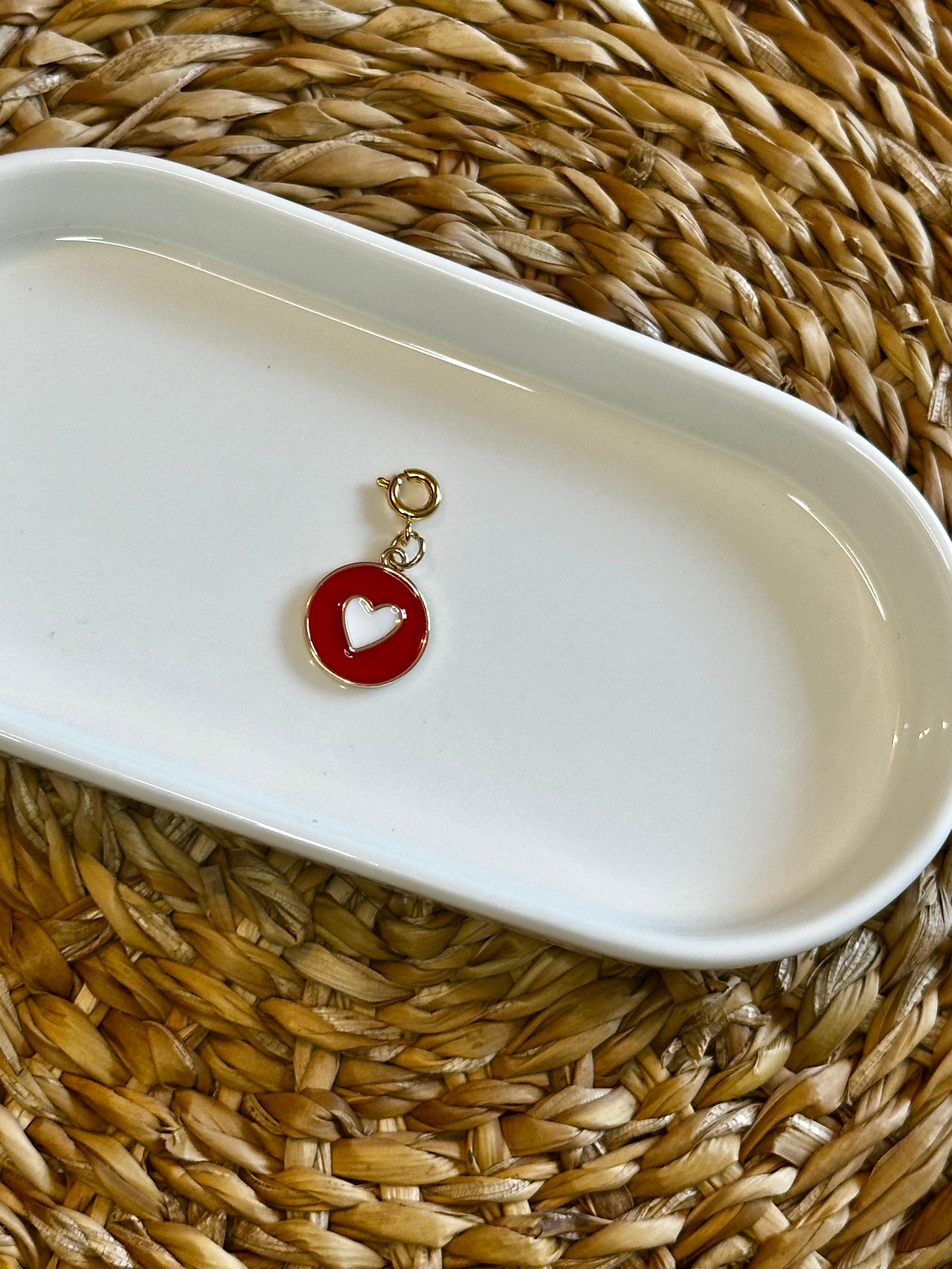 Coeur blanc sur fond rouge